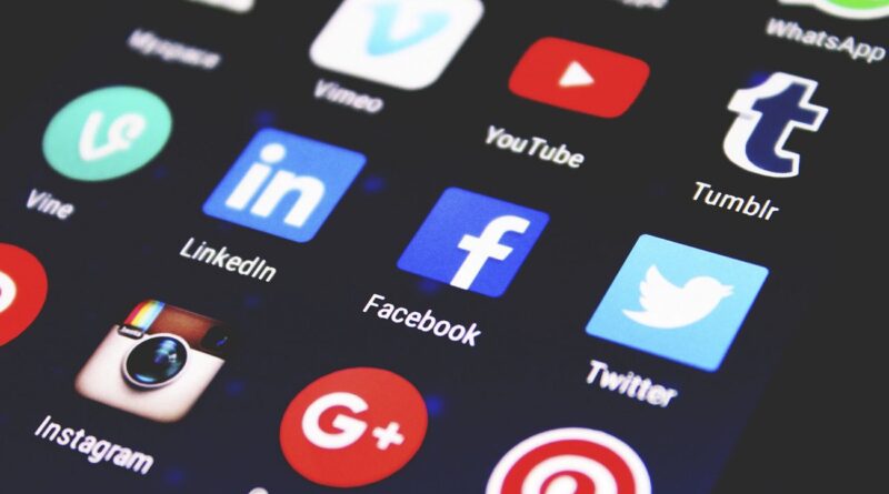 Social media applications on mobile